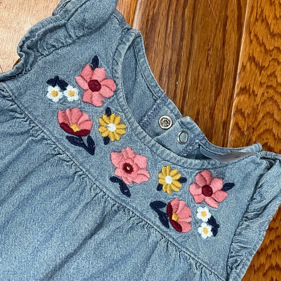 Carter’s One Piece Denim Jumpsuit with Floral Embroidered Bib 9 months - Picture 2 of 4